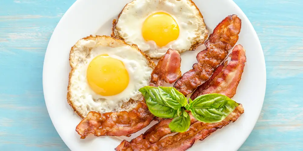 Morning Indulgence: Crispy, Smoky Bacon Harmonizes with Perfectly Cooked Eggs